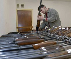 La Guardia Civil subasta 242 lotes de armas en León